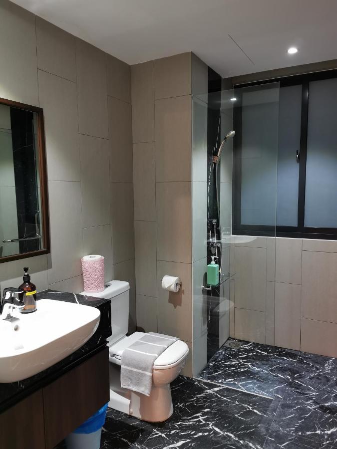 Landmark Stunning High Floor Coast View Studio #Netflix #Fast Wifi Tanjung Tokong Exterior photo